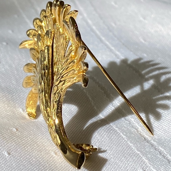 Vintage Designer Vendome Flower Gold Tone Brooch Pin - Picture 9 of 16
